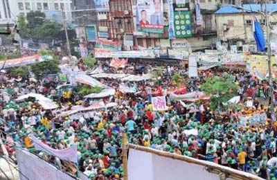 ঢাকার নয়াপল্টনে লোকে লোকারণ্য