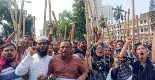কাঠ-বাঁশের লাঠি হাতে আ'লীগ কর্মীরা