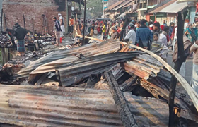 বাকেরগঞ্জ আগুনে পুড়েছে আট দোকান