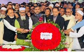 বঙ্গবন্ধুর প্রতিকৃতিতে খসরু চৌধুরীর শ্রদ্ধা