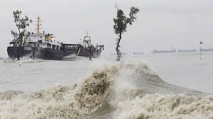 ১১১ কিমির বেগে উপকূলে আঘাত হানে ‘রিমাল’