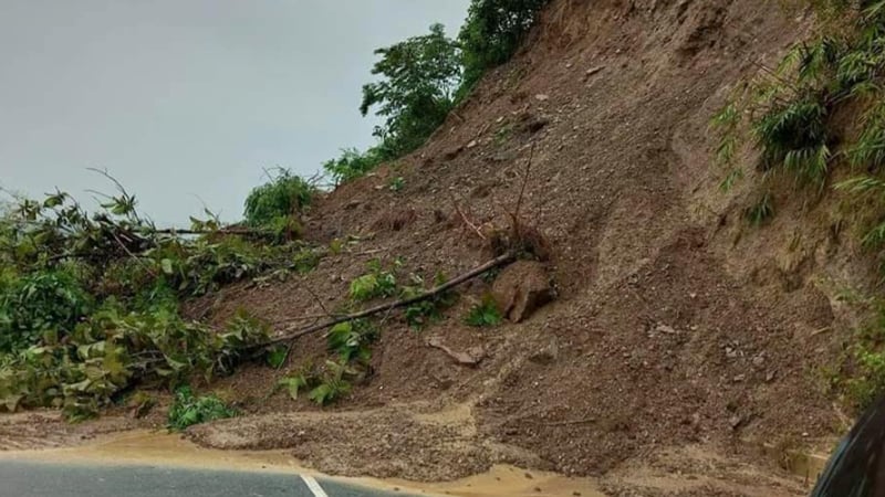 খাগড়াছড়িতে পাহাড় ধস সড়ক যোগাযোগ বন্ধ