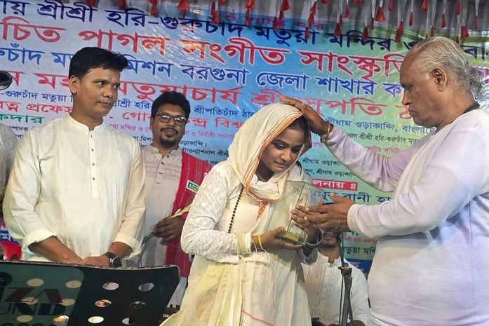 শ্রীশ্রী হরি-গুরুচাঁদ মতুয়া মন্দির দিনা মন্ডলকে স্মারক প্রদান