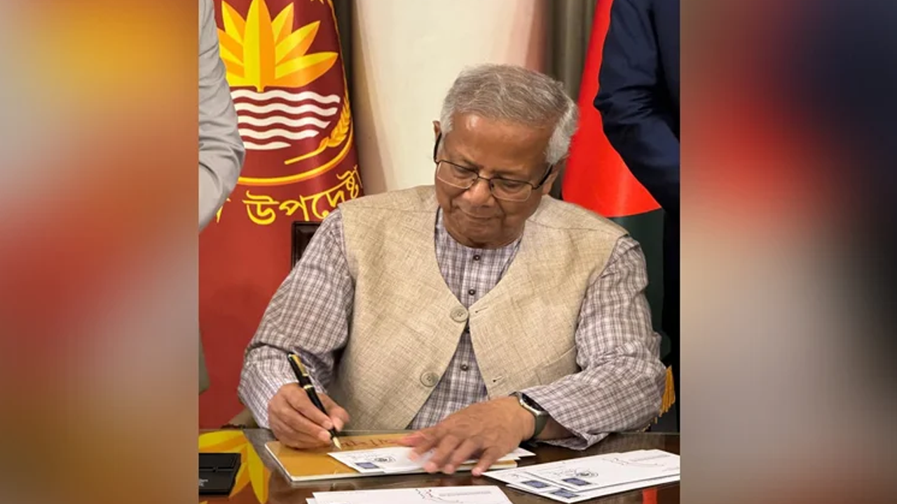 স্মারক ডাকটিকিট অবমুক্ত করলেন প্রধান উপদেষ্টা