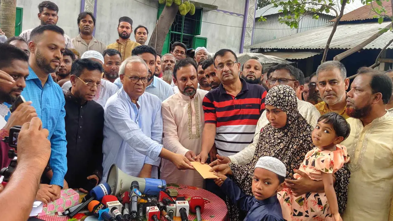তারেক রহমানের নিদের্শে শহীদ পরিবারের পাশে রিজভী