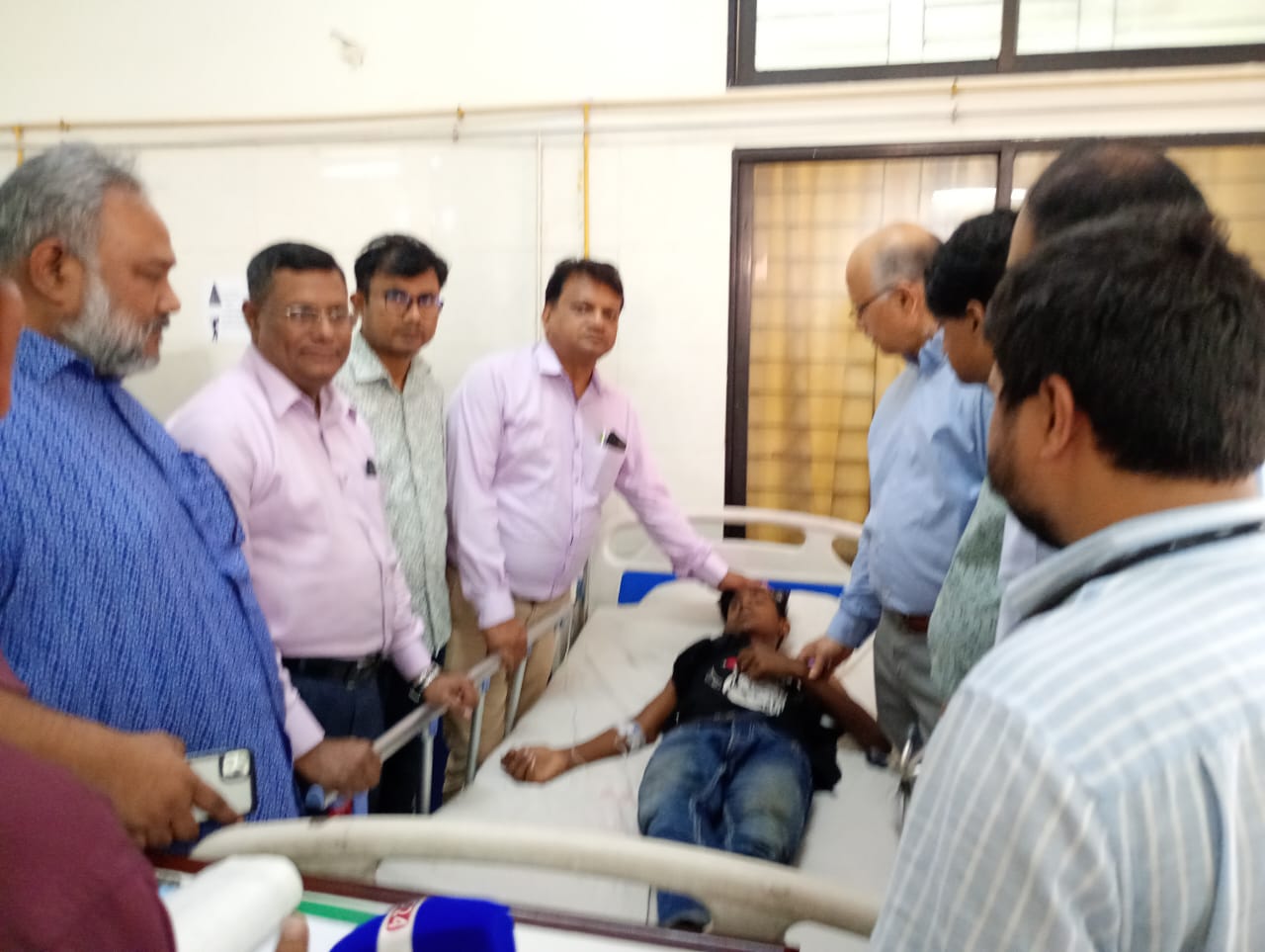 ‘বিষপান করা’ চোখ হারানো যুবকদের পাশে বিএনপি