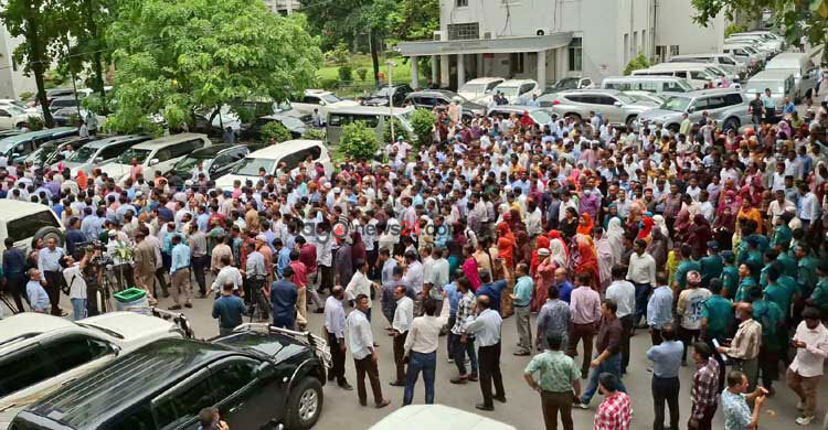 যে কারণে ১০ মাসেও শৃঙ্খলা ফেরেনি প্রশাসনে