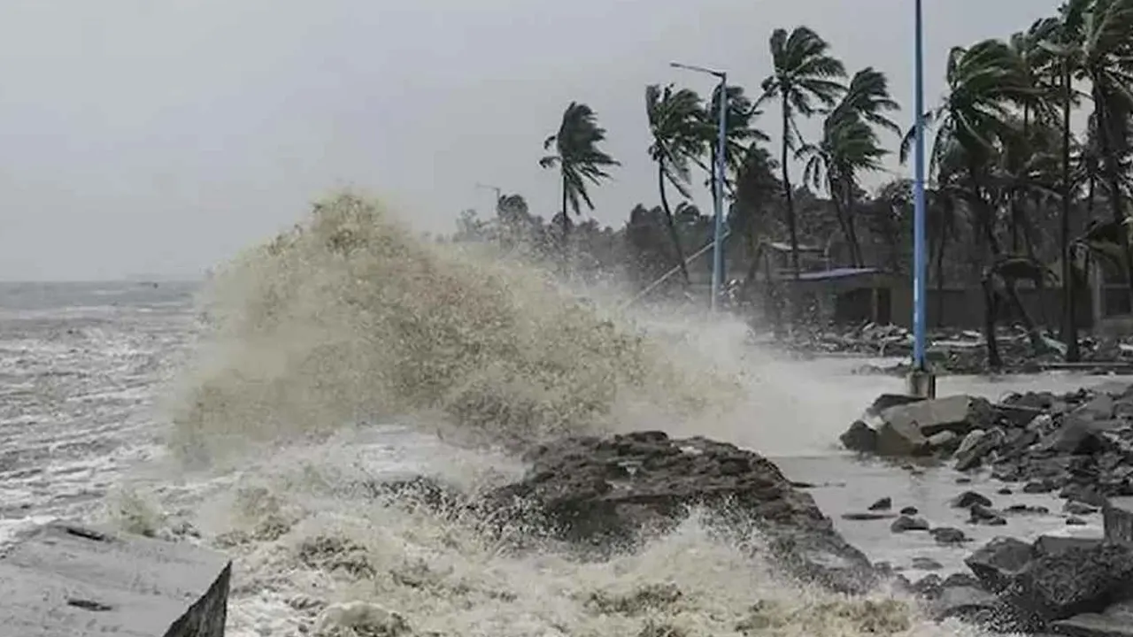 উপকূলে ৪ ফুট জলোচ্ছ্বাসের আশঙ্কা