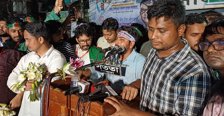”আন্দোলনে ছাত্রদের আঁকা গ্রাফিতিই সংবিধান”