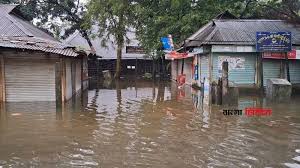 পানিবন্দি লাখ লাখ মানুষ,বহু ঘরবাড়ি বিধ্বস্ত
