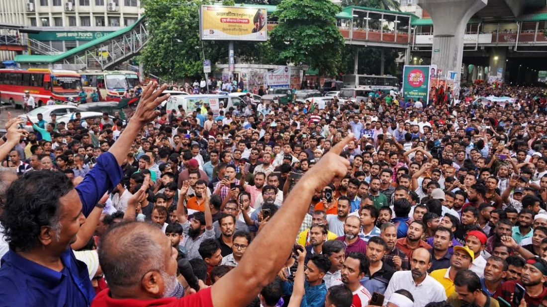 শাহবাগ মোড়ে অবস্থান স্বেচ্ছাসেবক দলের