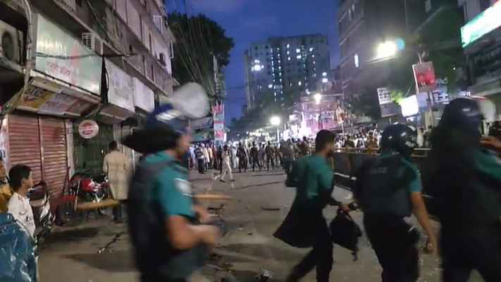 জাপার কার্যালয়ের সামনে সংর্ঘষ চলছে