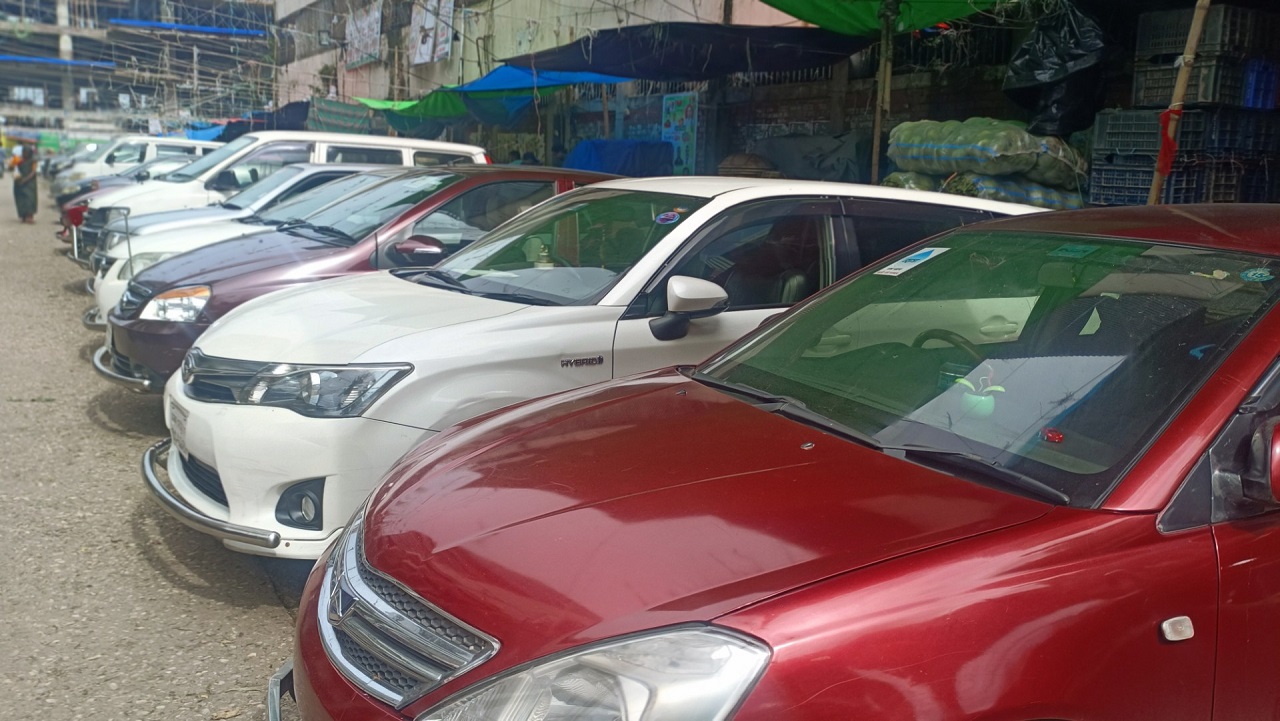 ত্রতত্র গাড়ি পার্কিংয়ে ভোগান্তিতে নগরবাসী
