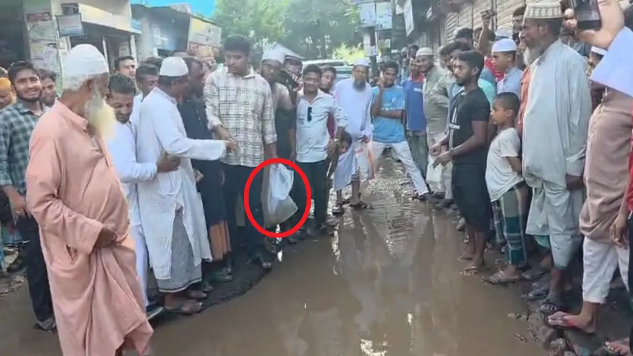 ভাঙা সড়কে মাছ ছাড়লেন হাসনাত আব্দুল্লাহ