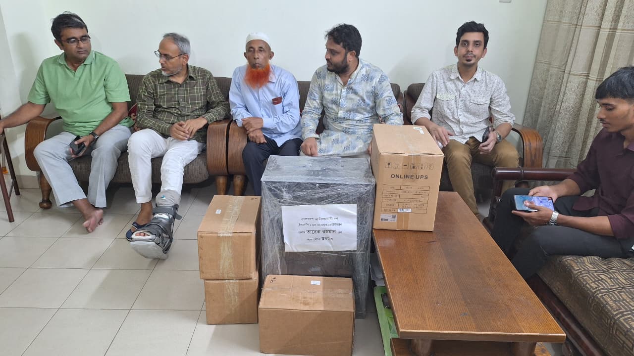 ডাঃ সজীবের পিতাকে তারেক রহমানের পক্ষ থেকে উপহার
