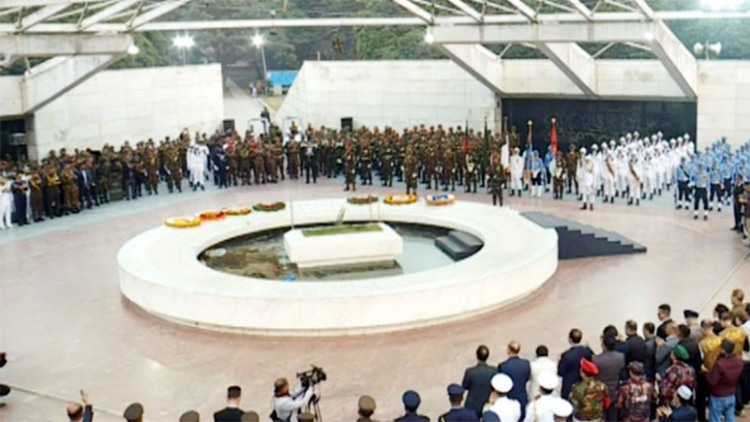 খালেদা জিয়ার কবরে রাষ্ট্রপতি, প্রধান উপদেষ্টা ও তিন বাহিনীর শ্রদ্ধা