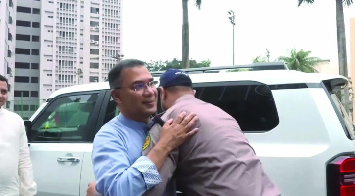 পুলিশ সার্জেন্টের সঙ্গে প্রধানমন্ত্রীর কোলাকুলি