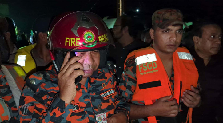‘৩০ ফুট গভীরে’ তলিয়েছে বাসটি:ফায়ার সার্ভিস