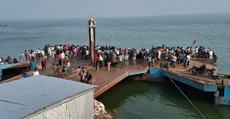 ফেরিঘাটে বাস দুর্ঘটনা: ২৪ মরদেহ উদ্ধার