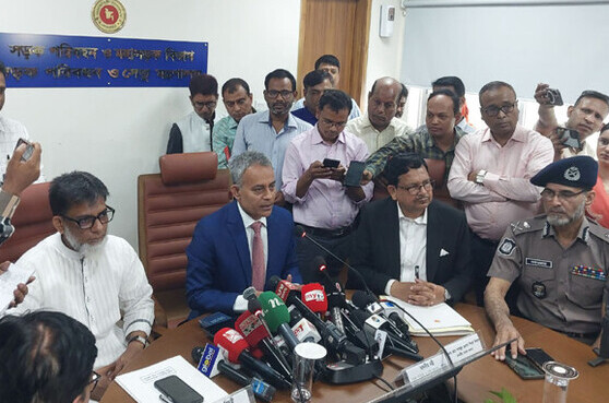 বাস থেকে যাত্রী নামিয়ে ফেরিতে তুলতে হবে