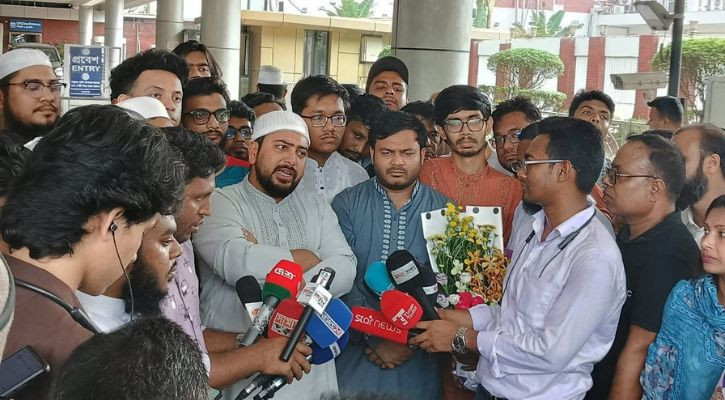 ড. ইউনূসকে রাজপথে নামার আহ্বান নাহিদের