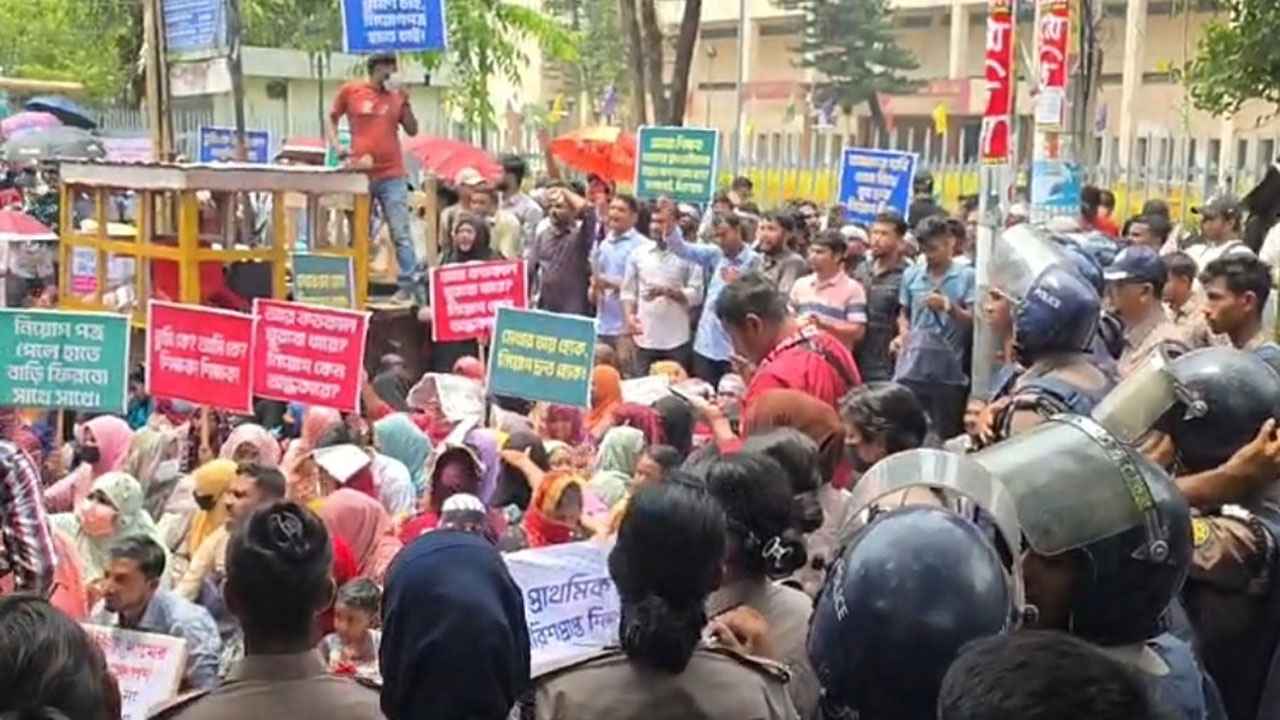 শাহবাগে শিক্ষকদের অবস্থান,পুলিশের সঙ্গে ধস্তাধস্তি