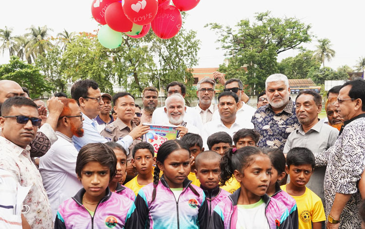 ফুটবল টুর্নামেন্টের উদ্বোধন করেন নজরুল ইসলাম