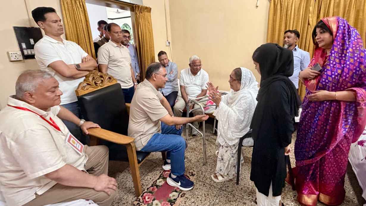 প্রধানমন্ত্রীর মাথায় প্রবীণ নেত্রীর আশীর্বাদের হাত