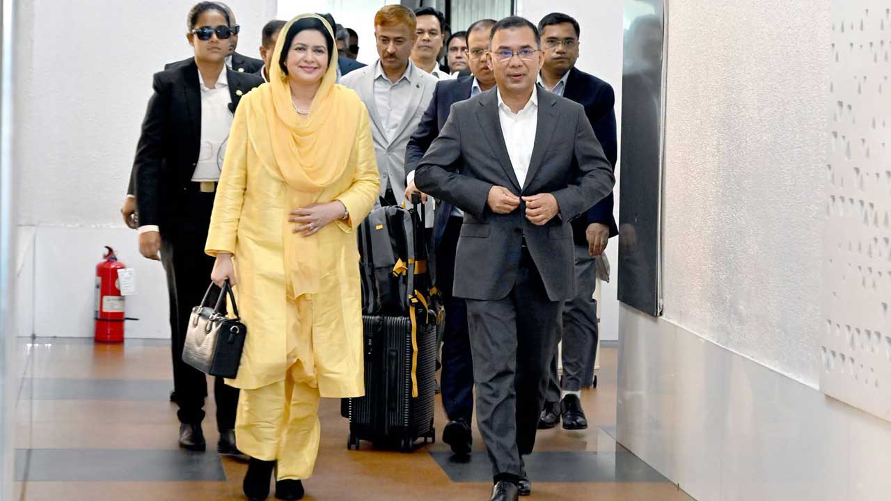 যুক্তরাষ্ট্র সফর শেষে দেশে ফিরলেন প্রধানমন্ত্রী